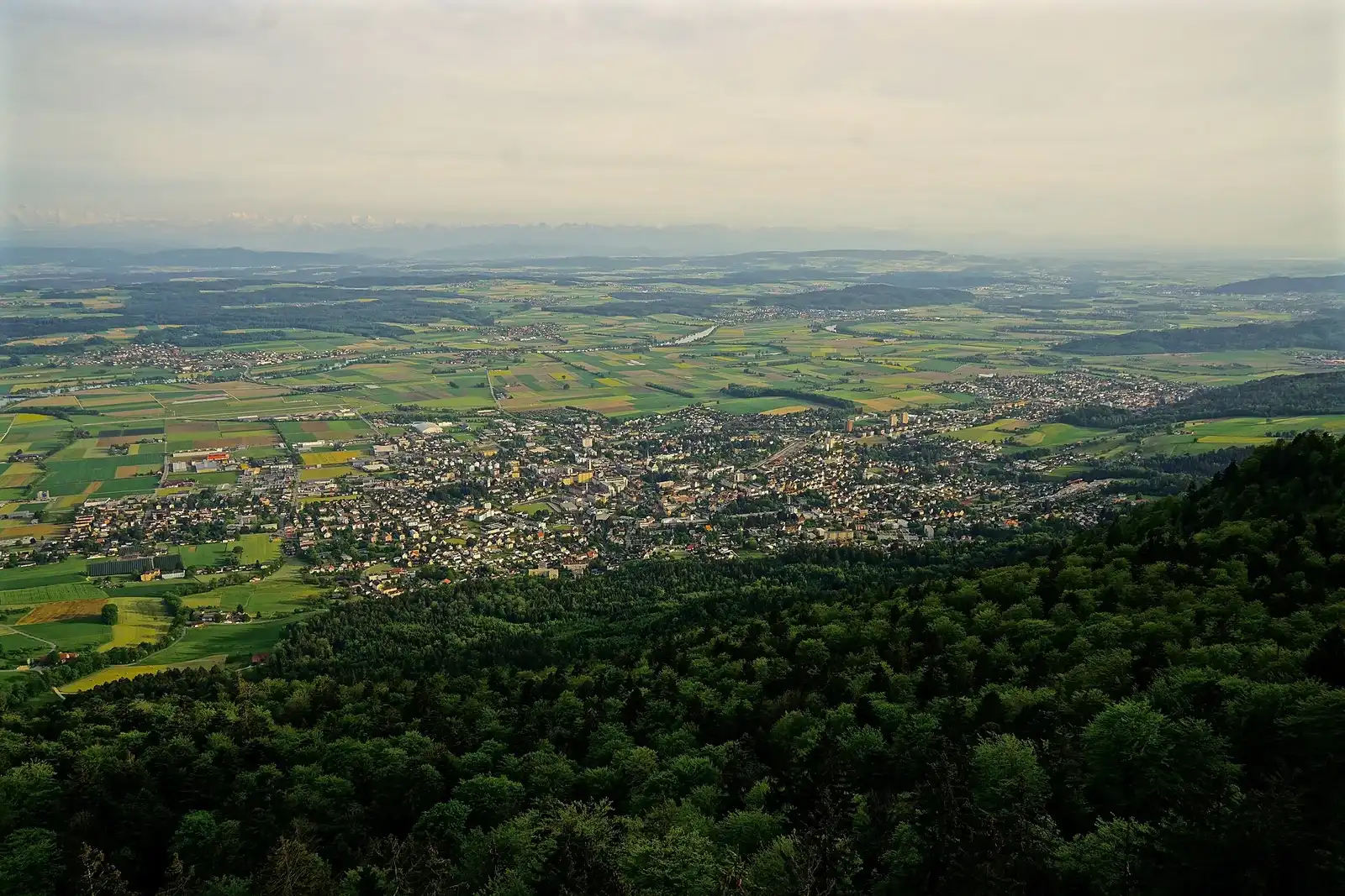Blick über Grenchen und die umliegende Landschaft am Jurasüdfuss.