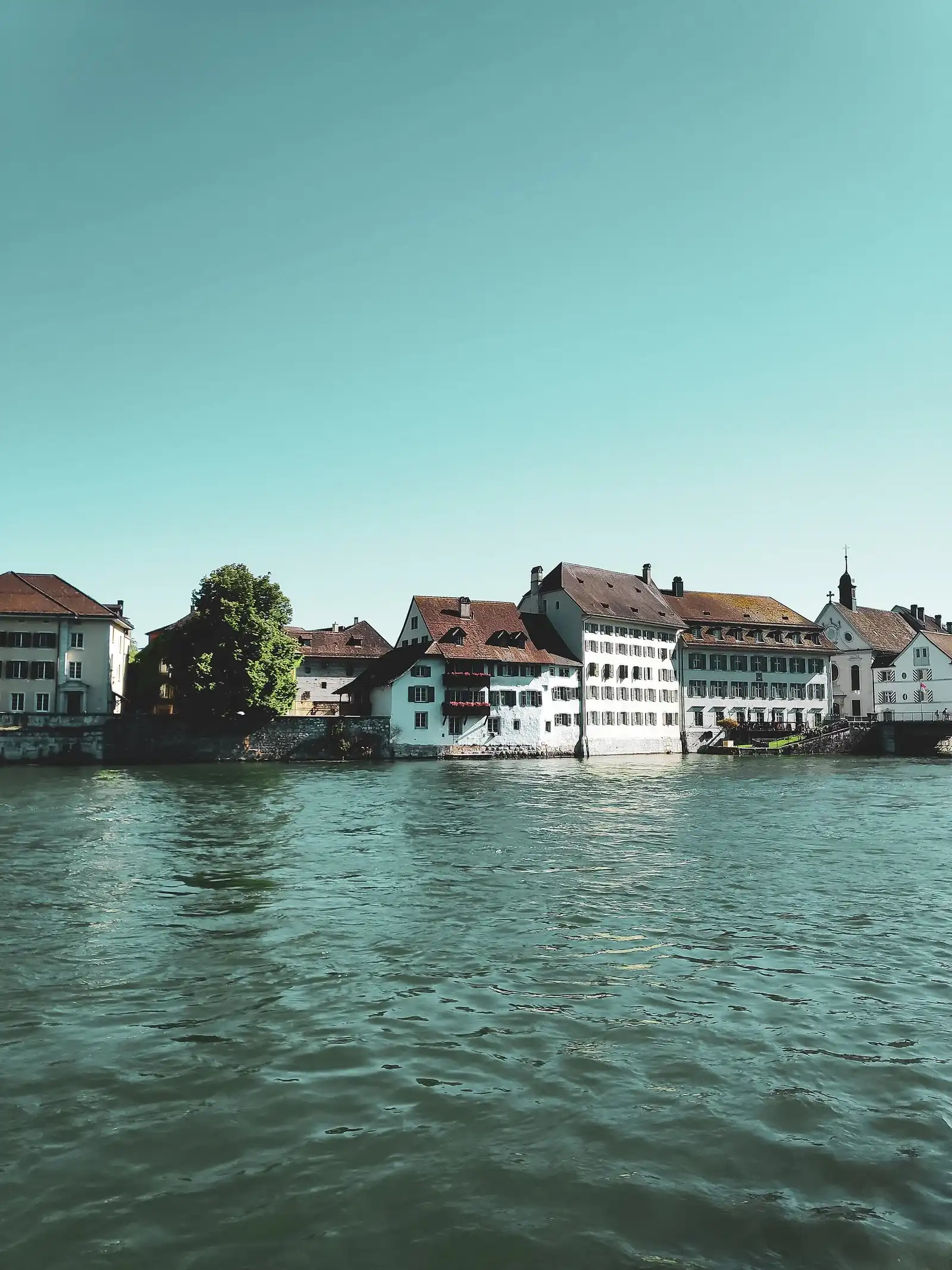 Blick vom Landhausquai über die Aare auf die Vorstadt von Solothurn.